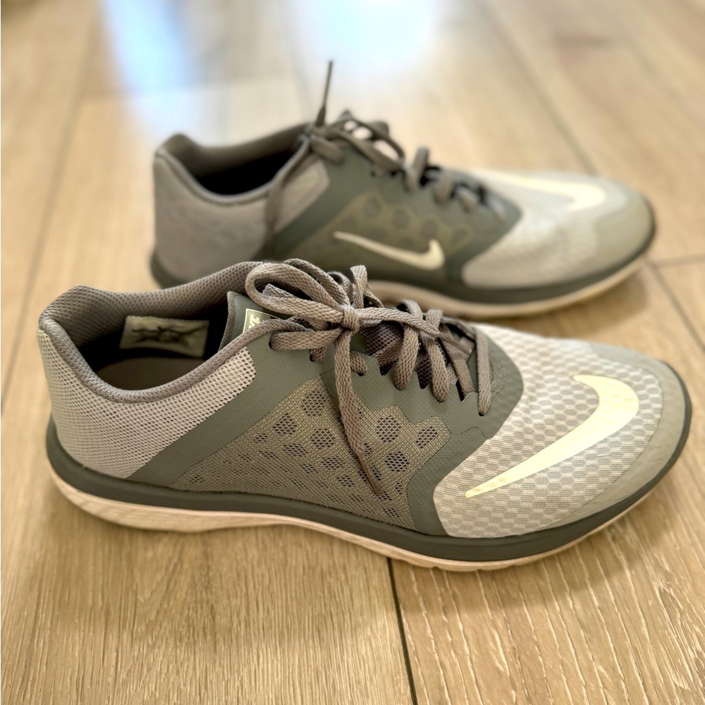 Men’s Nike size 9.5. Grey